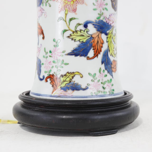 Vintage Chinoiserie Floral Porcelain Table Lamp With Brass Fittings – Oriental Elegance For Sale In New York - Image 6 of 9