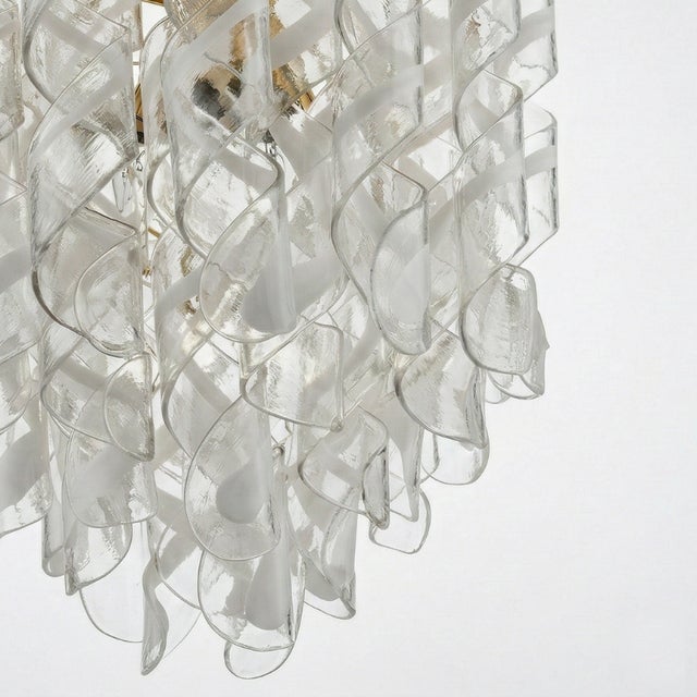 This masterpiece of Italian lighting stands out for its dynamism and elegance. Composed of a dense structure of hand-...