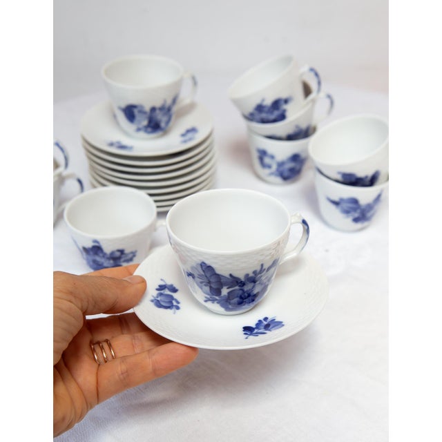 Danish Blå Blomst Mocha Cups and Saucers in Porcelain from Royal Copenhagen, 1980s, Set of 20 For Sale - Image 3 of 9