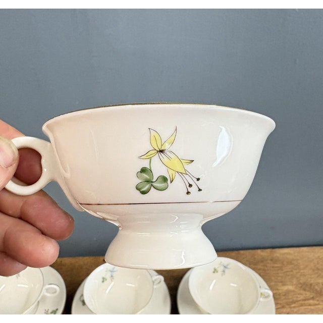 26-Piece 1940’s Theodore Haviland New York "Festival" Porcelain Dinnerware Set For Sale - Image 12 of 16