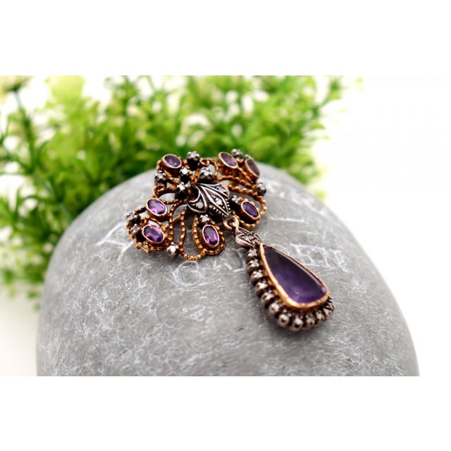 Gold and Silver Brooch with Diamond and Amethyst Chips, in Good conditions. Designed 1920 to 1949