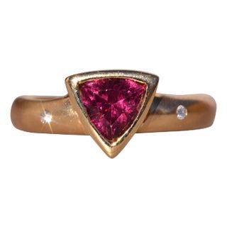 The Middi: Modern Tourmaline and Natural Diamond Ring in Yellow Gold For Sale
