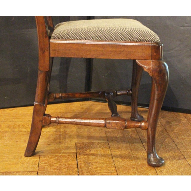 Early 18th Century Pair of English Early-Mid 18th Century Queen Anne Side Chairs For Sale - Image 5 of 11