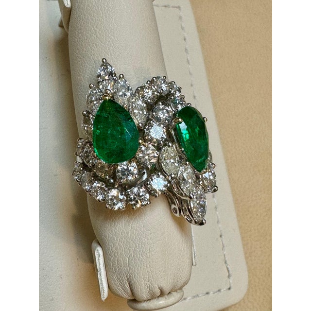 Metal Two Pear Shape 5.5 Ct Emerald & 8.5 Ct Diamond Ring, 18k White Gold Size 6 For Sale - Image 7 of 8