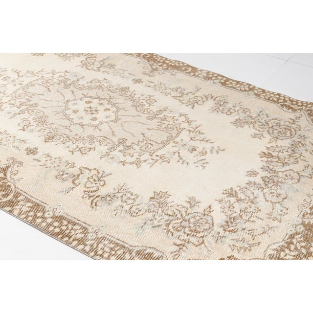 Mid 20th Century Cream and Sandy Tan Area Rug For Sale - Image 4 of 8