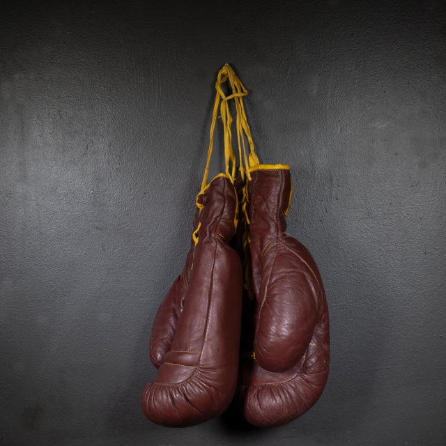 Everlast Vintage Leather Everlast Boxing Gloves c.1960 For Sale - Image 4 of 4
