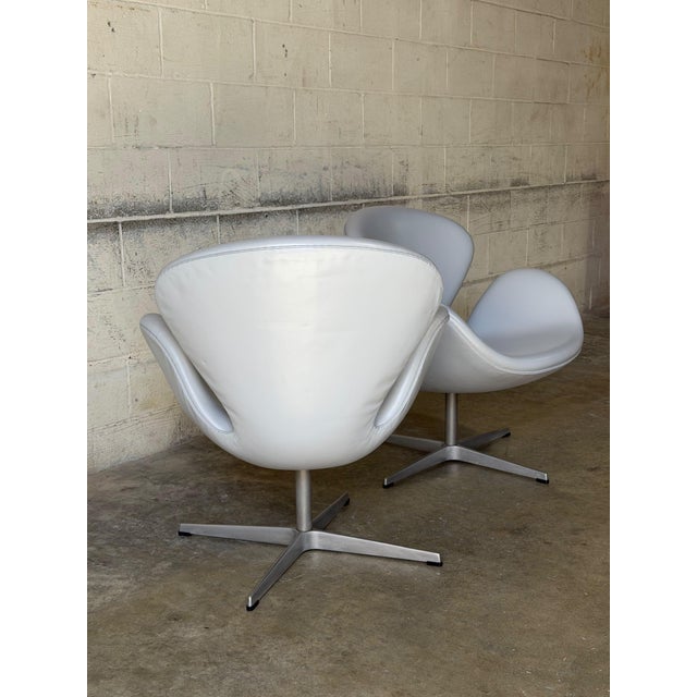 2000 - 2009 Fritz Hansen Arne Jacobsen Swan Lounge Chairs Set of 2 Grey Leather Danish Vintage 2000 For Sale - Image 5 of 13