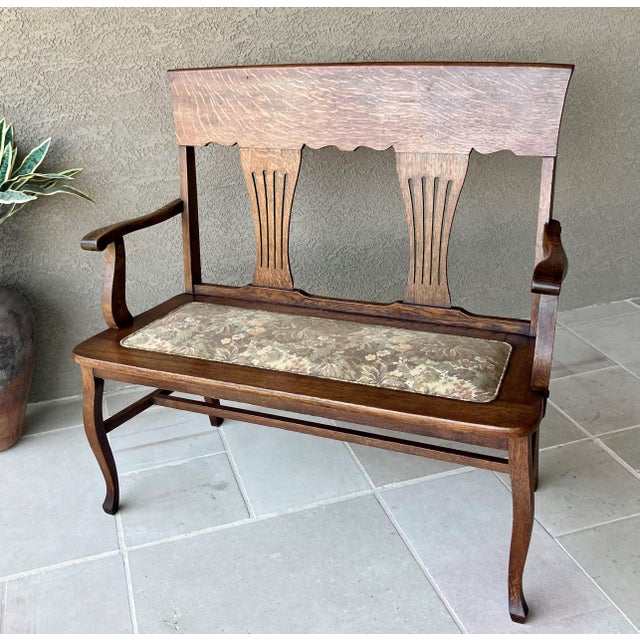 Excellent Pre-Owned Condition. Incredibly fine-looking quartersawn oak settee with an attractive vasiform double splat...