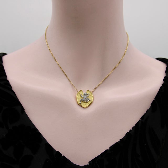 1980s McTeigue Diamond Emerald Platinum and 18k Gold Frog on Lily Pad Necklace For Sale - Image 9 of 11