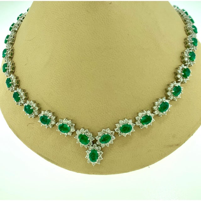 30 Carat Oval Shape Natural Emerald & 23 Carat Diamond Necklace in 18 Karat Gold For Sale In New York - Image 6 of 18
