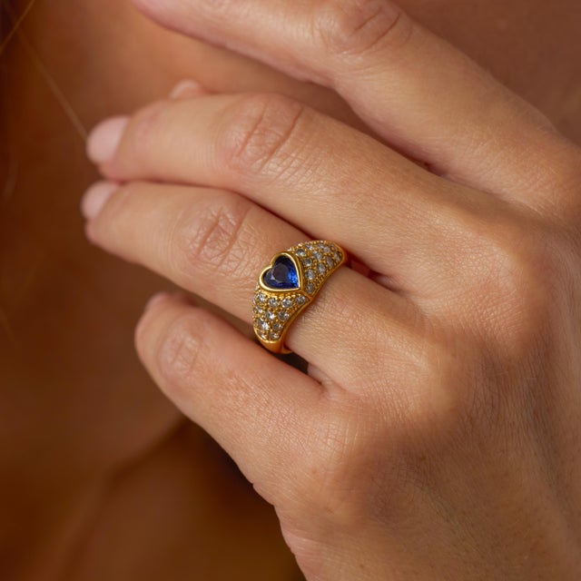 1980s Vintage Heart Shape Sapphire Diamond 18k Yellow Gold Ring, Size 5 For Sale - Image 5 of 7