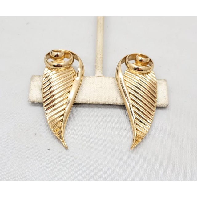 Metal Vintage 1950s Signed Napier Goldtone Leaves Clip Earrings- 2 Pieces For Sale - Image 7 of 8