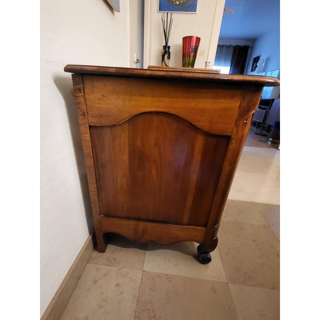 Louis XV Style Crossbow-Shaped Commode in Walnut, France For Sale - Image 5 of 18