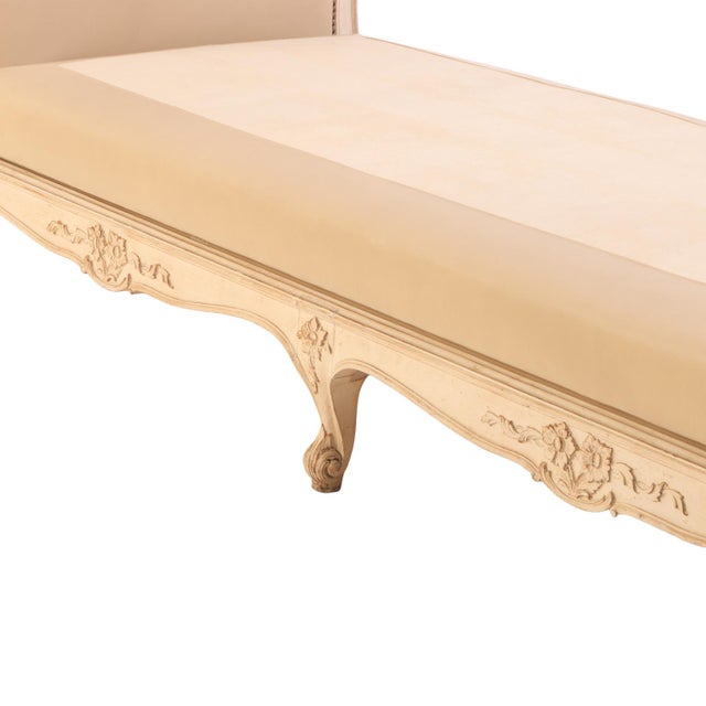 French Painted and Carved Louis XV-Style Daybed, C. 1940. For Sale - Image 4 of 8