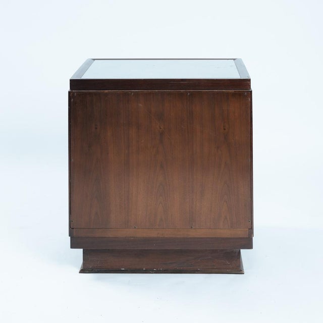 Art Deco Baker Walnut Veneered Nightstands in Copper and Cut Glass Accents, 1950s, Set of 2 For Sale - Image 9 of 18