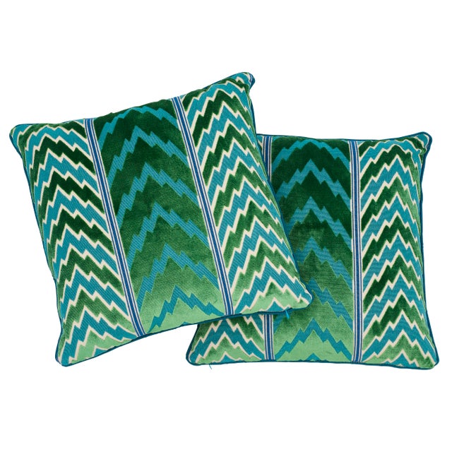 Early 21st Century Contemporary Schumacher X Timothy Corrigan Florentine Velvet Pillow in Emerald For Sale - Image 5 of 7
