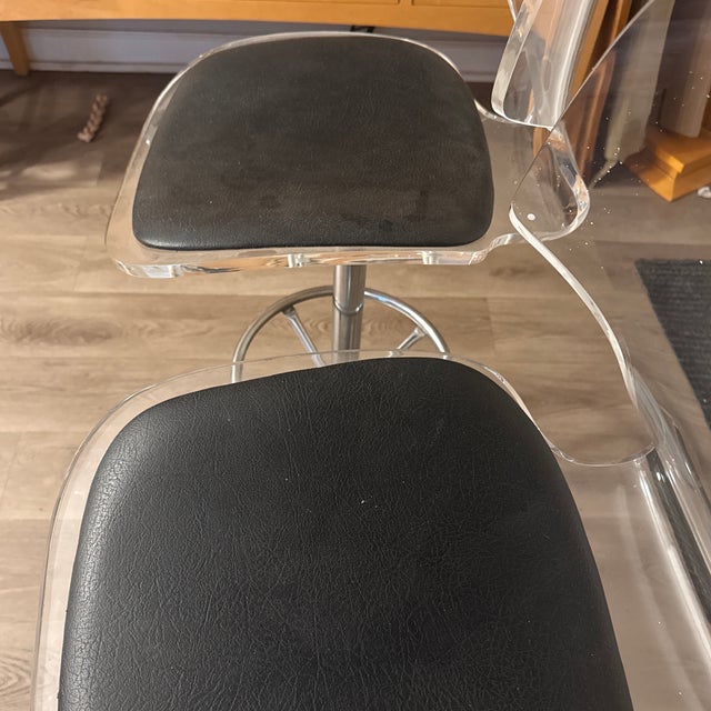 Transparent Pair of 1970s Postmodern Swivel Lucite and Chrome Barstools From Hill Manufacturing For Sale - Image 8 of 12