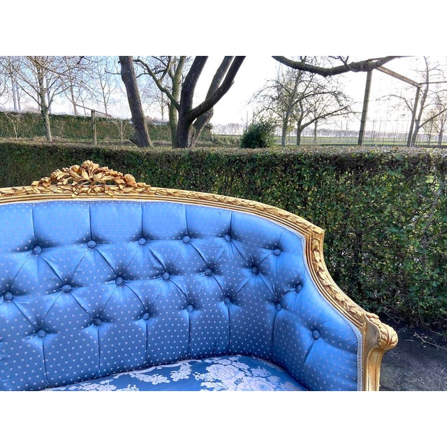 1950s French Louis XVI Gilt Blue Damask Beech Settee For Sale - Image 4 of 12