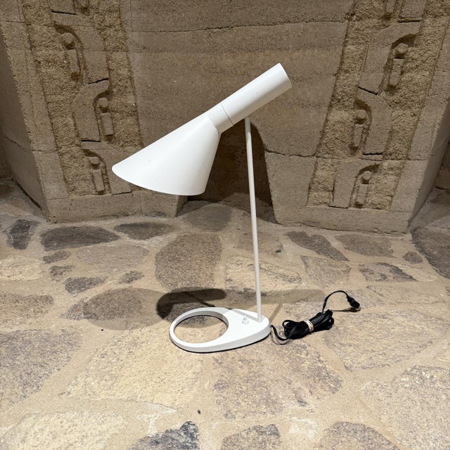 1960s Vintage White Modern Desk Lamp Attributed to Jacobsen For Sale - Image 5 of 7