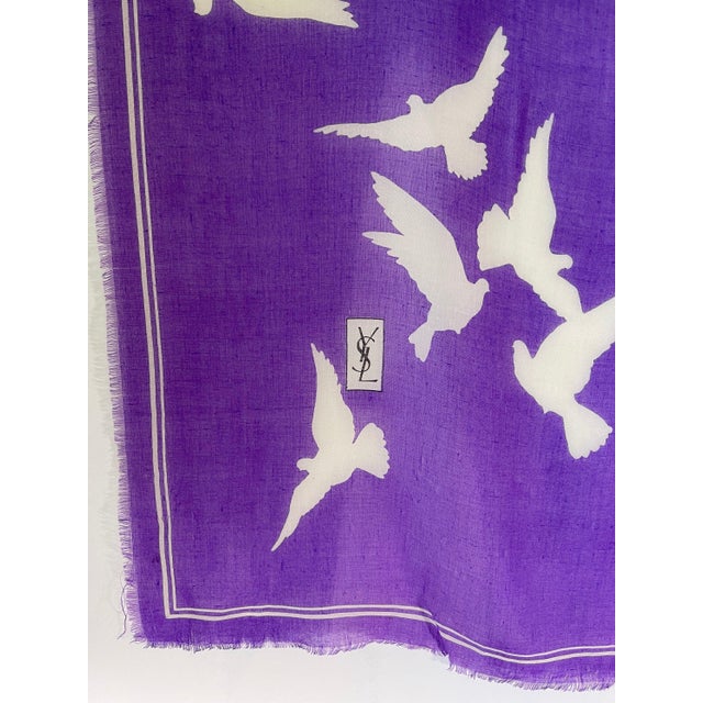 Textile Ysl Écharpe De Laine Vintage Violet Avec Des Oiseaux For Sale - Image 7 of 9