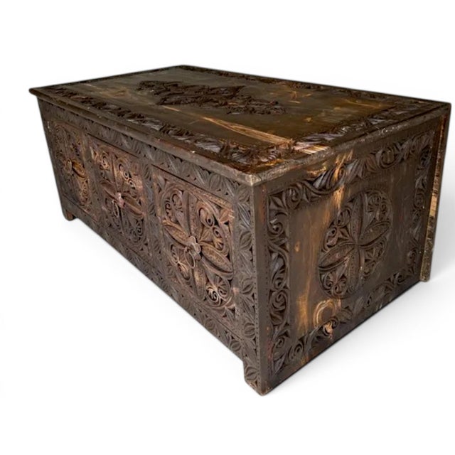 Vintage hand -carved solid wood colonial style living room table table chest table coffee table with drawers Surface: dark...
