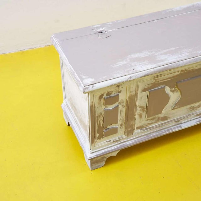 Item : this charming vintage trunk is a true gem for any antique collector. Crafted from wood, it features a unique finish...