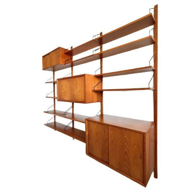Beautiful mid-century Poul Cadovius Danish design wall unit for Royal (Koninklijk Systeem) from the 1950s. This wall...
