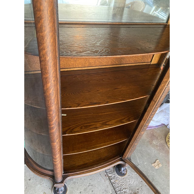 Late 18th Century Quartersawn Oak Curved Glass Curio Cabinet For Sale - Image 17 of 18