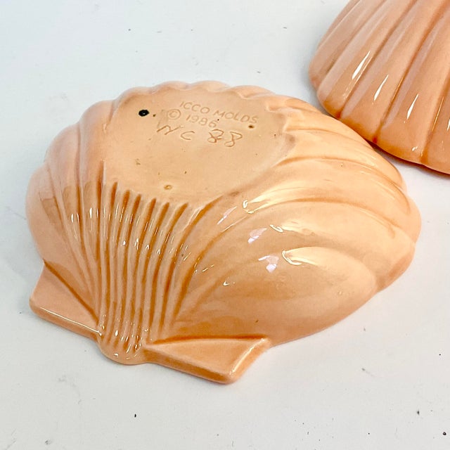 1988 Coastal Americana Folk Art Ceramic Clam Shell Trinket Box, Artist Initialed For Sale - Image 9 of 10