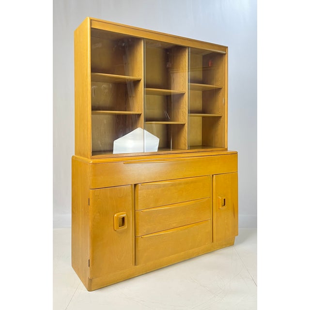 Light Yellow Mid-Century Modern Heywood-Wakefield Wheat "Encore" Solid Birch China Cabinet & Hutch – Model M593 (1952) For Sale - Image 8 of 18