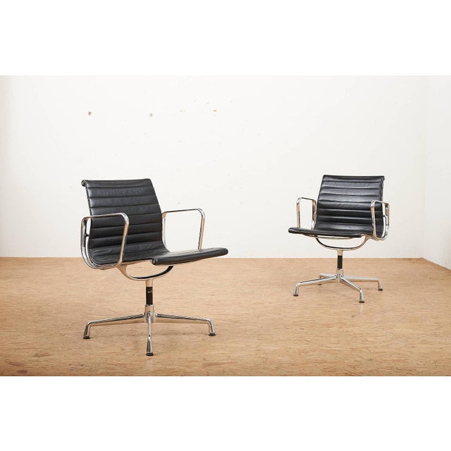 Swivel Chair EA 104 in Chrome-Plated Aluminum and Black Leather Upholstery by Ray and Charles Eames for Vitra, 1958 For Sale - Image 3 of 18