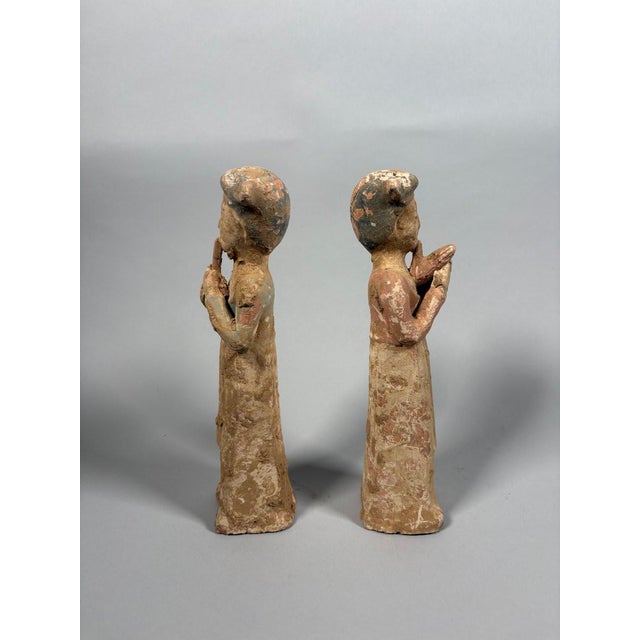 Pair of sculptures of female musicians, Mingqi period, China, Tang Dynasty (618-907) For Sale - Image 6 of 6