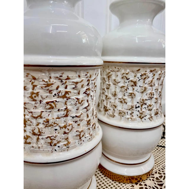 Mid 20th Century MCM Hollywood Regency Ceramic White & Gold Lamp Pair For Sale - Image 4 of 4
