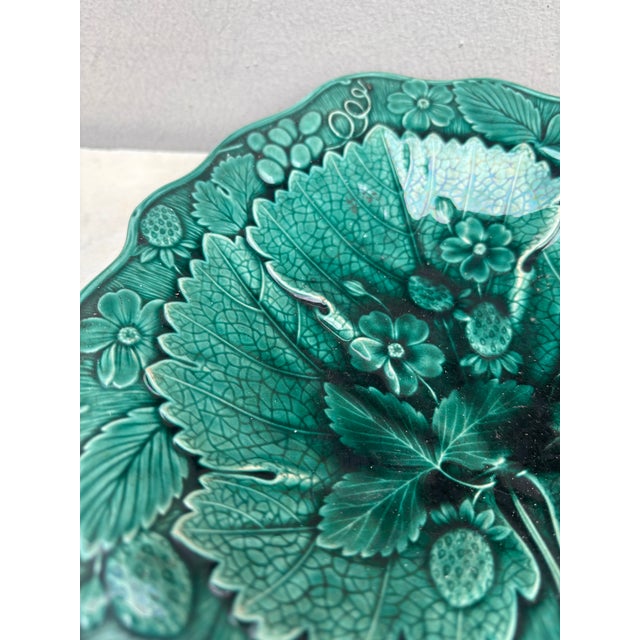 19th Century English Green Majolica Strawberry Platter For Sale - Image 4 of 7