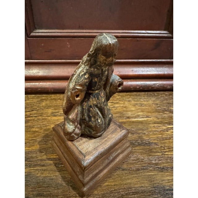18th Century Polychromed Wooden Praying Santos Sculpture on Stand For Sale In Pittsburgh - Image 6 of 10