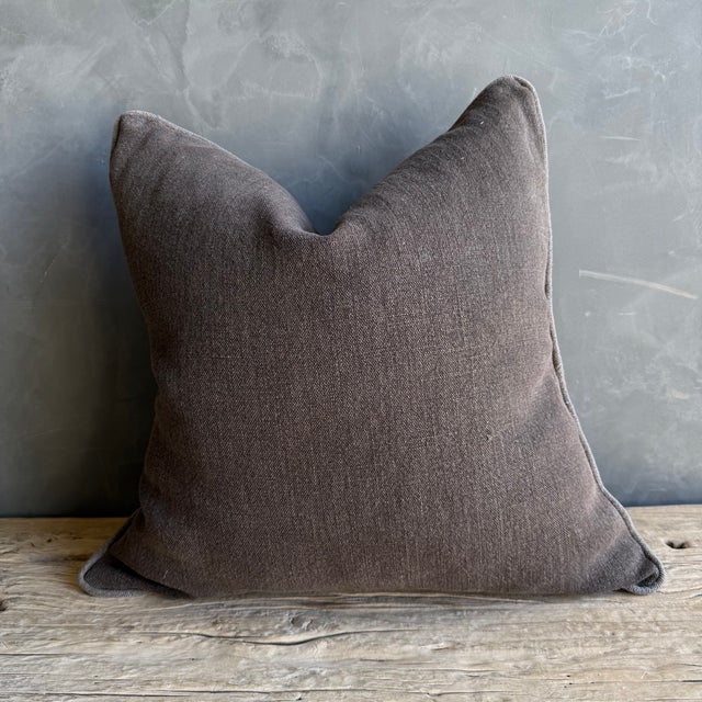 Size: 22" x 22" Color Cafe Noir Brown / welt is flax natural linen A refined yet relaxed pillow crafted from heavy-weight,...