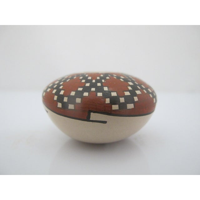 Ceramic Miniature Mata Ortiz Chelo Acosta Red & Green Geometric Seed Pot Vase Pair For Sale - Image 7 of 10