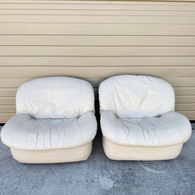 1980s Postmodern Cream Sculpted Tufted Leather Swivel Lounge Chairs - A Pair For Sale - Image 5 of 12