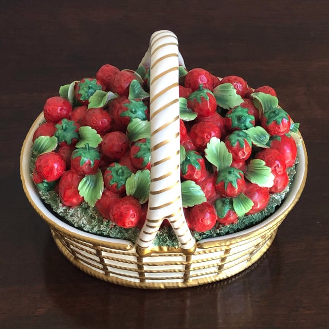 Traditional Mottahedeh Mid-20th Century Porcelain Strawberry Box For Sale - Image 3 of 12