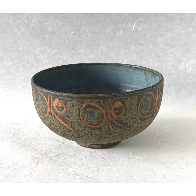 Ceramic A Beautiful Hand-Made Stoneware Art Pottery Bowl by Gerry Williams For Sale - Image 7 of 11