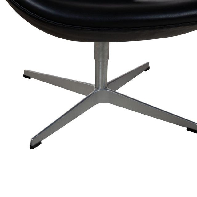 Swan Swivel Chair in Black Leather by Arne Jacobsen for Fritz Hansen For Sale - Image 5 of 14