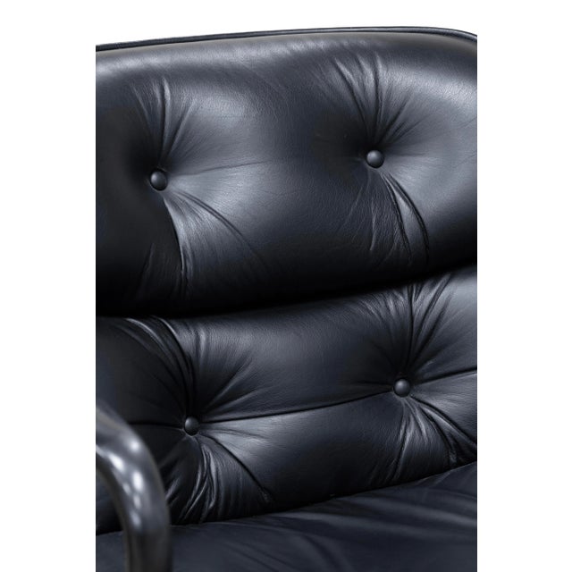 Pair of Black Leather and Aluminum Pollack Excecutive Chairs for Knoll For Sale - Image 10 of 10