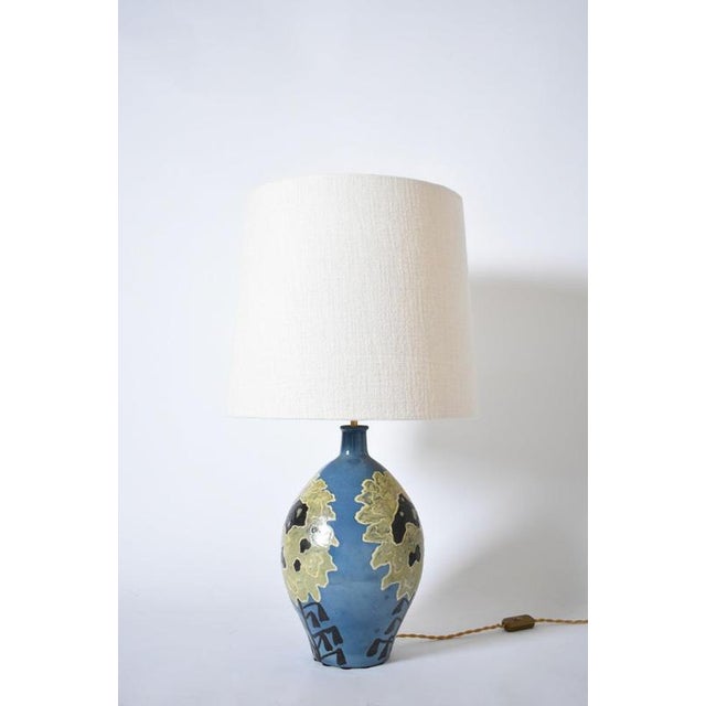 Simonot ceramic lamp, 1940s. Height: 36 cm - 14.17 in Diameter: 23 cm - 9.06 in Height with lampshade: 74 cm - 29.13 in Up...