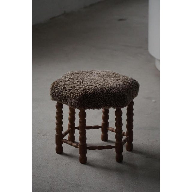 Mid-Century Modern Hexagon Oak Stool with Lambswool Seat and Bobbin Legs, 1950s For Sale - Image 12 of 13