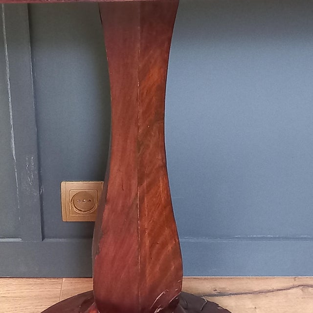 Authentic English Mahogany Console Table from Stoke-on-Trent – ​​Timeless Antique This stylish English mahogany console...