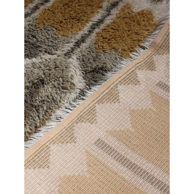 Swedish Rya Wool Rug in Natural Yellow and Grey, 1960 For Sale - Image 4 of 5