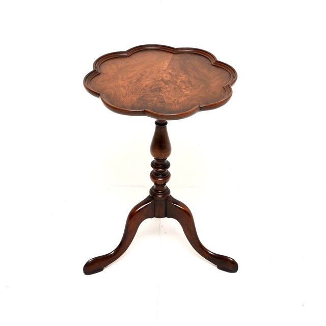 A lovely antique walnut wine table in the Georgian style. This was made in England, it dates from around the 1910-20’s...