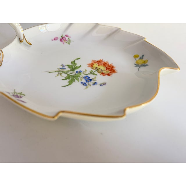 Modern Leaf-Shaped Bowl with Floral Bouquet, Scattered Flowers and Gilt Rim from Meissen, 1990s For Sale - Image 3 of 11
