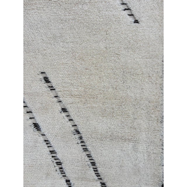 White Moroccan Beni Ouarain Rug in Handwoven Wool with Minimalist Design, 1990s For Sale - Image 8 of 9