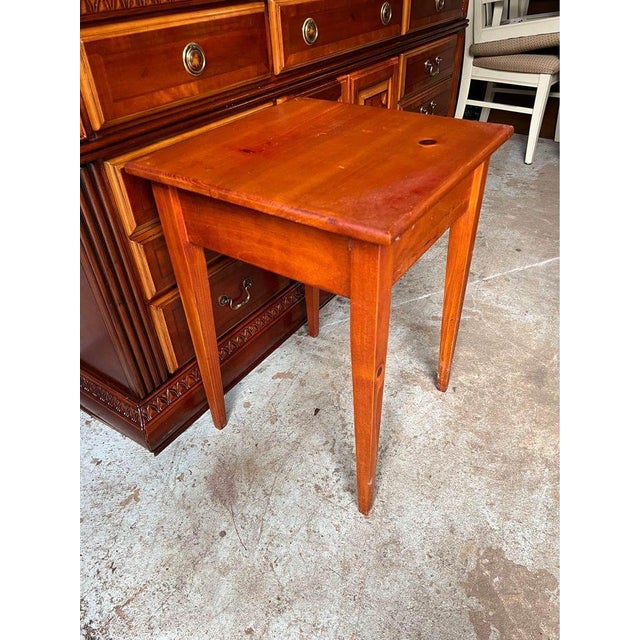 Late 20th Century Vintage Federal Style Solid Wood Side Table. For Sale - Image 5 of 7